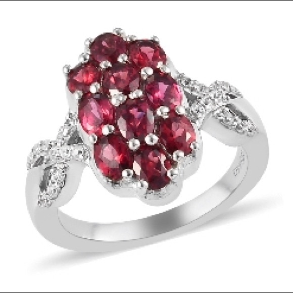 Jewelry - Unique , beautiful Garnet ring